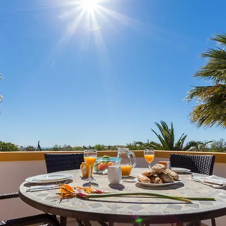 Coolhouses Algarve Luz, 2 Bed Semi Detached Villa, Jardim Palmeiras Condominium, A Semesterbostad Montinhos da Luz