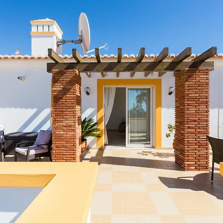 Coolhouses Algarve Luz, 2 Bed Semi Detached Villa, Jardim Palmeiras Condominium, A Dom wakacyjny